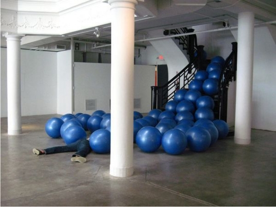 Z trupem dookoła świata Z trupem dookoła świata