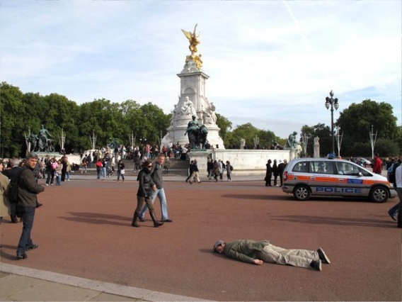 Z trupem dookoła świata Z trupem dookoła świata