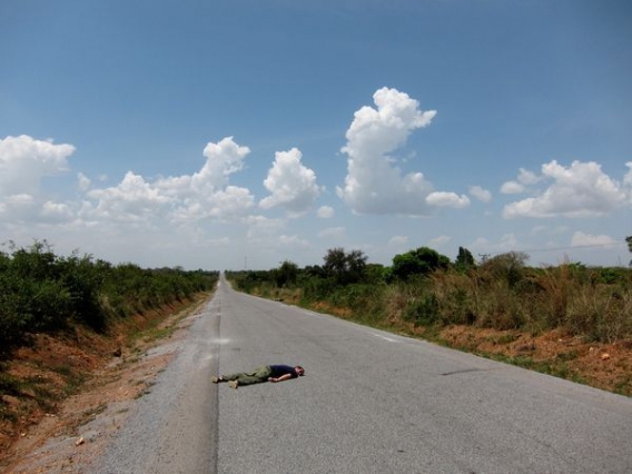 Z trupem dookoła świata Z trupem dookoła świata