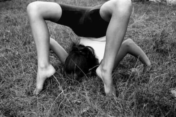 Modelki w dziwnych pozach